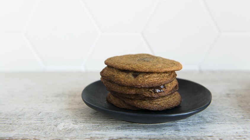 Six biscuits sont empilés sur une assiette.