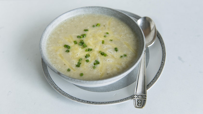 Le bol de soupe est dans une soucoupe.