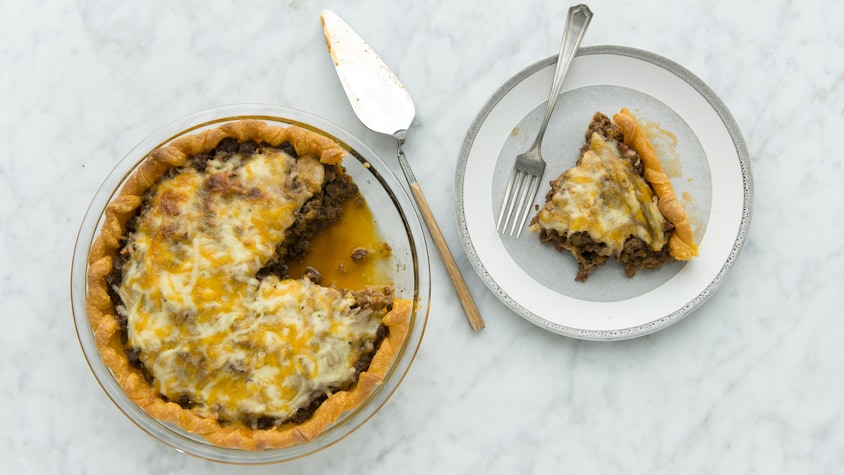 Un part du pâté est servie dans une assiette.