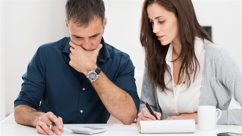 iStock Un couple fait son budget.