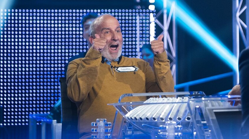 Pixcom Le participant Aurèle célèbre une victoire en levant les pouces dans les airs.