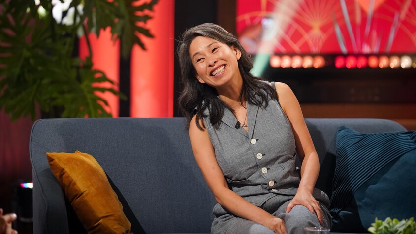 La production est encore jeune Kim Thúy regarde l'animateur.