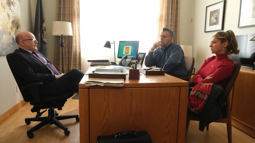 Alix et JR sont face au maire de Dufferin dans son bureau.