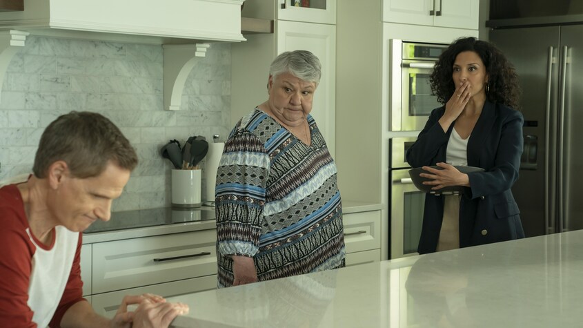 François, Stéphanie et la femme de ménage dans la cuisine.