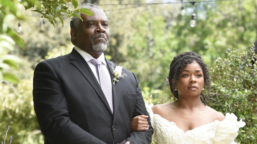 Simone se marie. Elle tient le bras de son père.