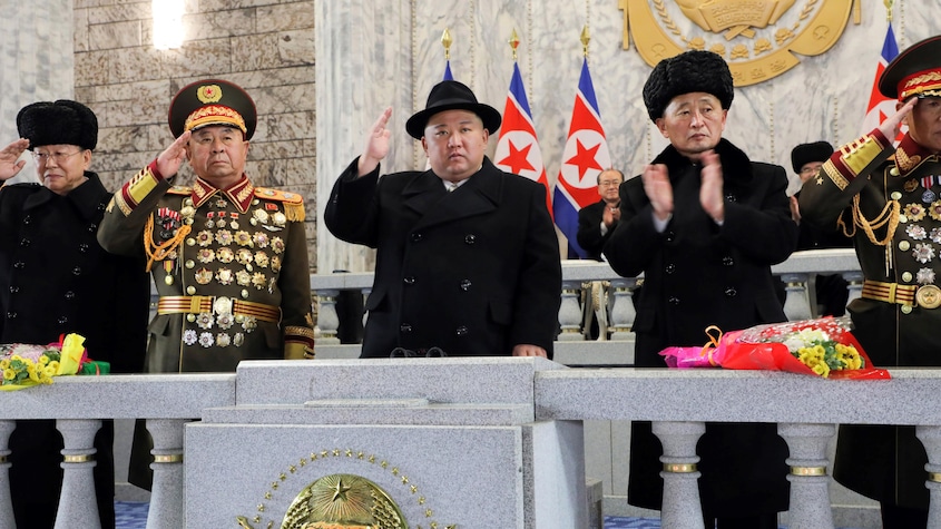 Des dirigeants Nord-Coréens saluent la foule.