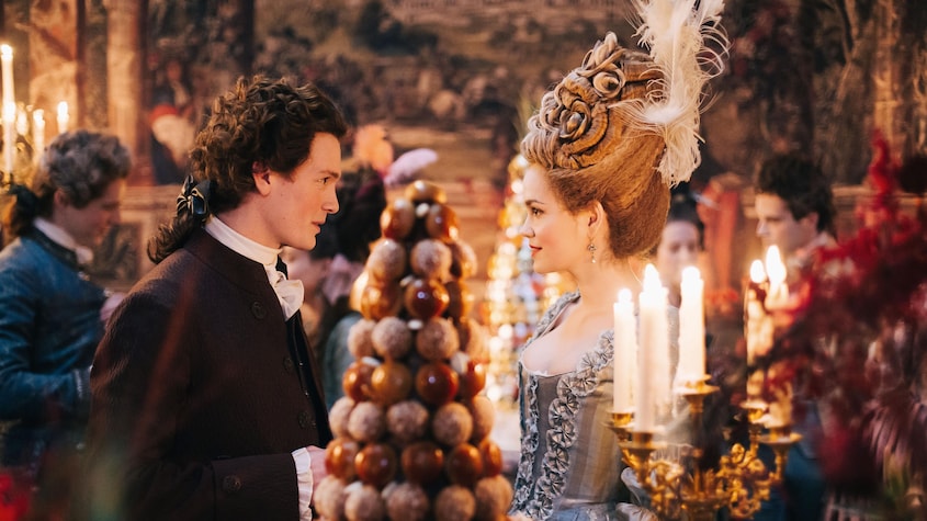 Martijn Lakemeier (Fersen) et Emilia Schüle (Marie Antoinette) se regardent dans une grande réseption royale.