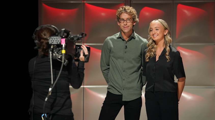 Fred Pellerin et sa fille Marie-Fée arrivent sur le plateau de Tout le monde en parle.