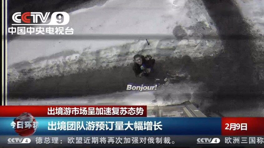Jean-René Dufort dit bonjour sur une caméra de surveillance diffusée sur la CCTV asiatique.
