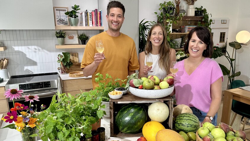 O’Gleman Média Trois personnes devant une grande tablée de fruits divers.