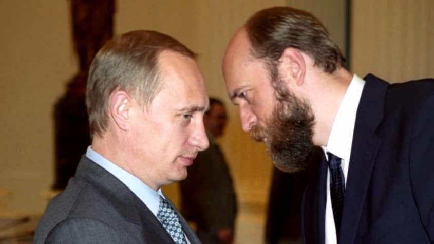 Vladimir Poutine face à face avec un barbu.