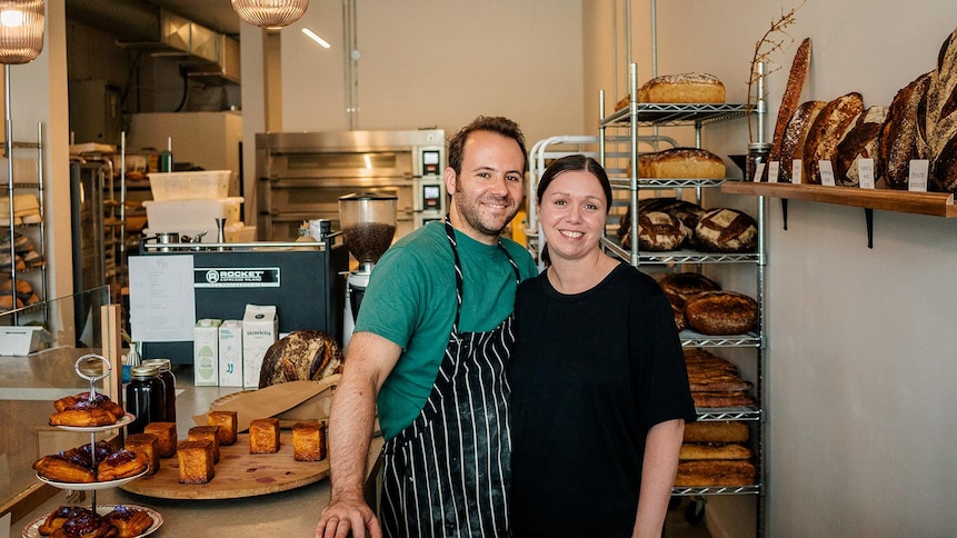 Un homme et une femme dans une boulangerie. 