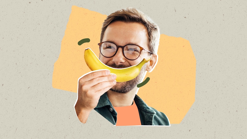Un homme tient une banane devant son visage.