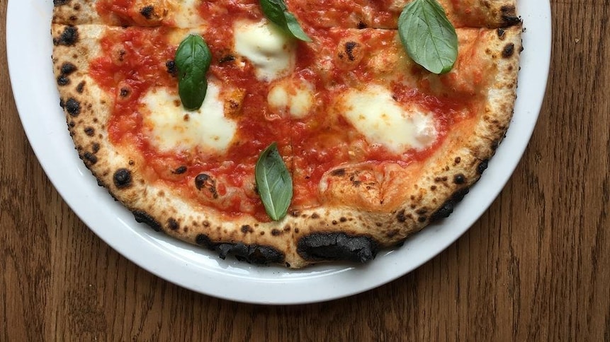 Une pizza margherita.