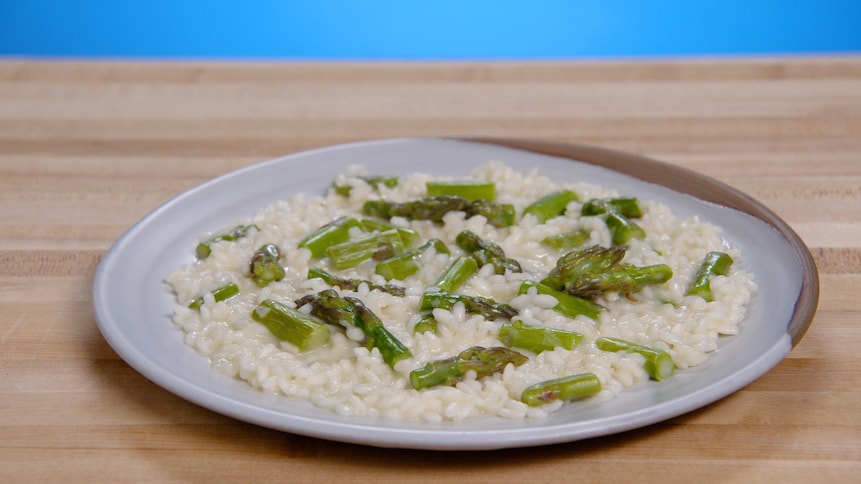 Une assiette de risotto aux asperges.