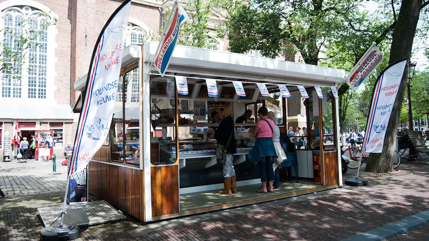 Kiosque extérieur qui vend des nieuwe haring au Pays-Bas.