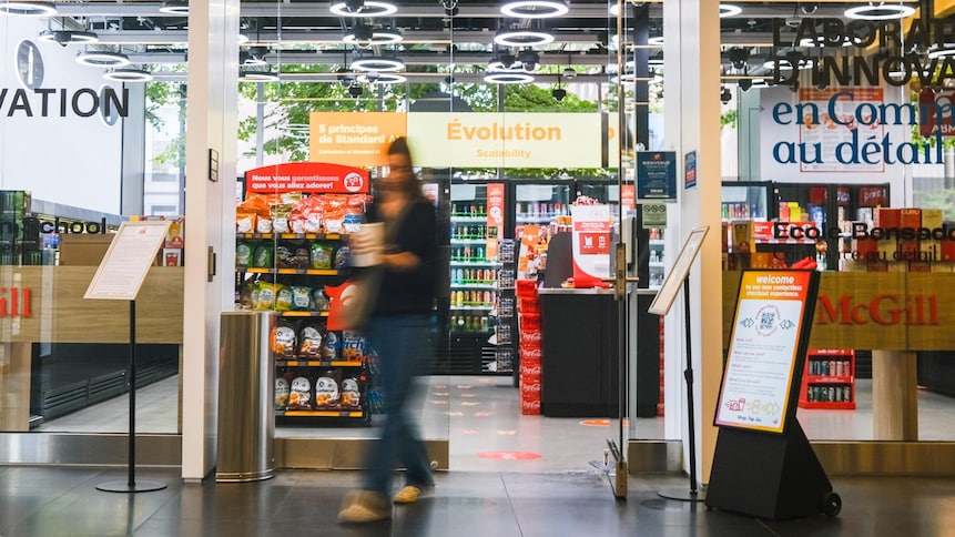 Une personne sort d'un dépanneur dans un pavillon universitaire.
