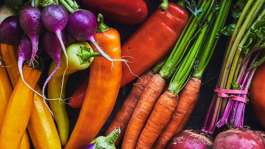 Une abondance de légumes du marché : courgettes, radis, poivrons, aubergines, carottes, betteraves, etc. 