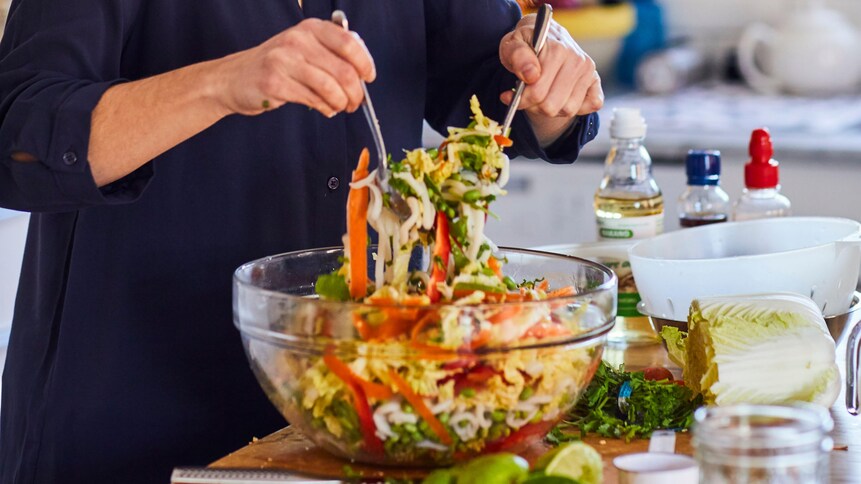 Geneviève O'Gleman prépare une salade.