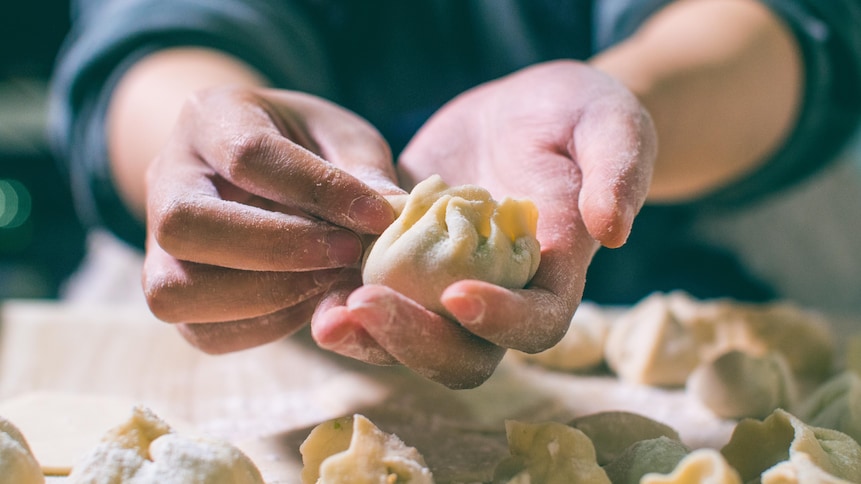 Une personne fait des dumplings.