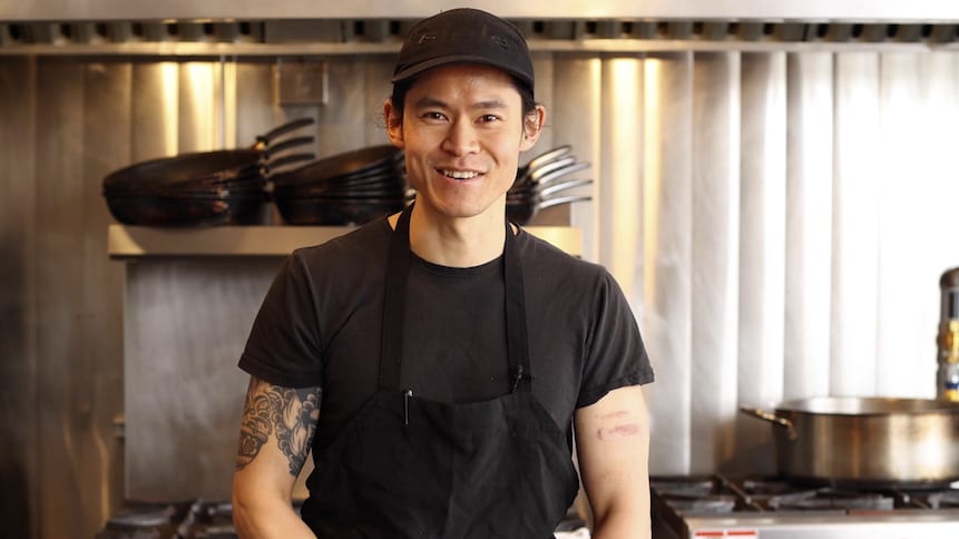 Ritchie Nguyen dans la cuisine de son restaurant.