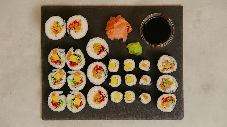 Un plateau avec plusieurs sushis.