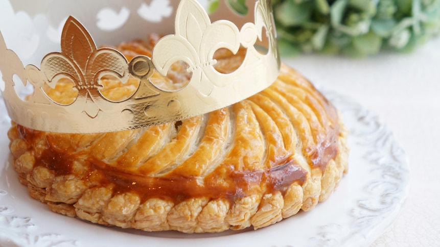 Une galette des Rois avec une couronne.