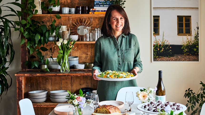 La nutritionniste Geneviève O'Gleman est debout derrière une table et tient une assiette contenant une salade de fenouil. 