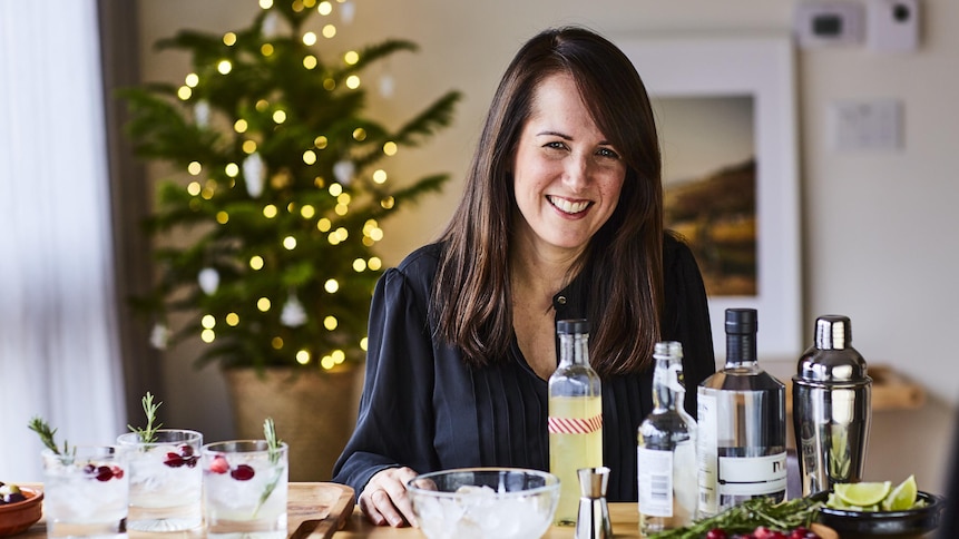 La nutritionniste Geneviève O'Gleman est assise à une table sur laquelle il y a des cocktails festifs. 