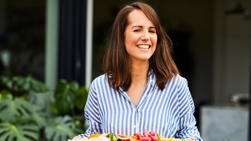 La nutritionniste Geneviève O'Gleman tient un plateau de légumes à faire griller sur le barbecue. 
