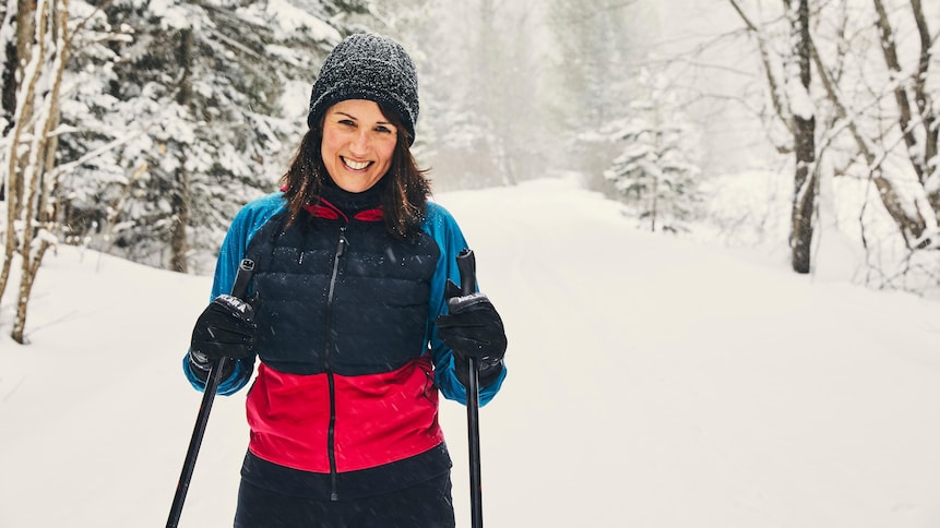 La nutritionniste Geneviève O'Gleman fait du ski de fond en forêt. 