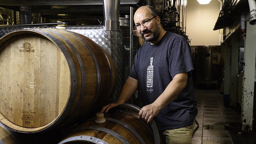Le vigneron Jürg Stutz dans son chai.
