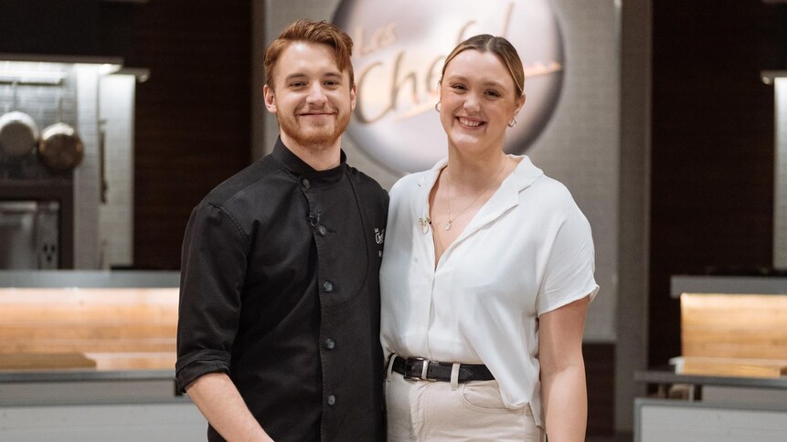 Anthony Vien et Camille Fortin dans la cuisine de l'émission Les chefs!.