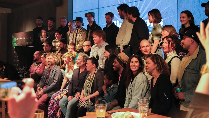 Les membres du jury, les finalistes et les organisatrices et organisateurs des prix rassemblés pour une photo.