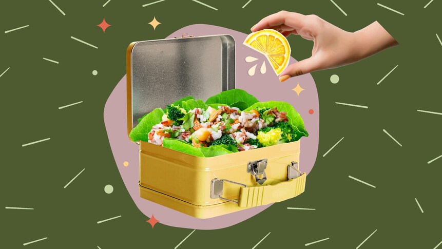 Une boîte à lunch contenant une salade et une main qui en assaisonne le contenu avec un quartier d'agrume.