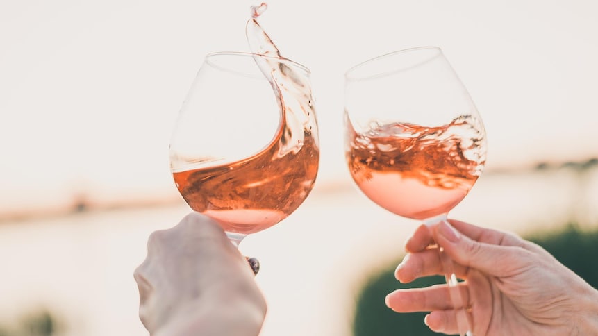 Deux verres d'un liquide rosé.