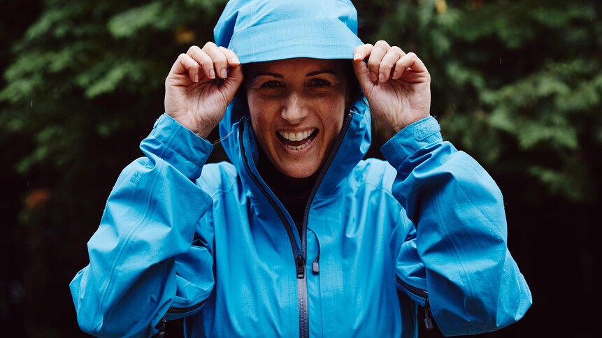 Geneviève O'Gleman vêtue d'un imperméable bleu.