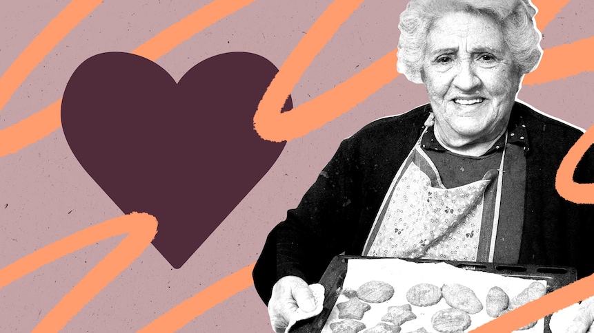 Une grand-mère tenant un plateau avec des biscuits dans ses mains.