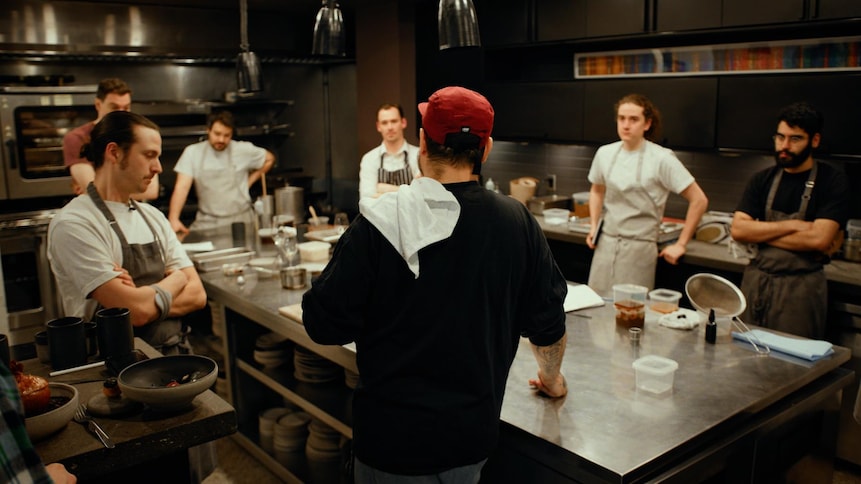 Antonin Mousseau-Rivard dans une cuisine en train de parler à sa brigade.