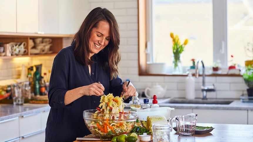 Geneviève O'Gleman qui prépare une salade colorée.