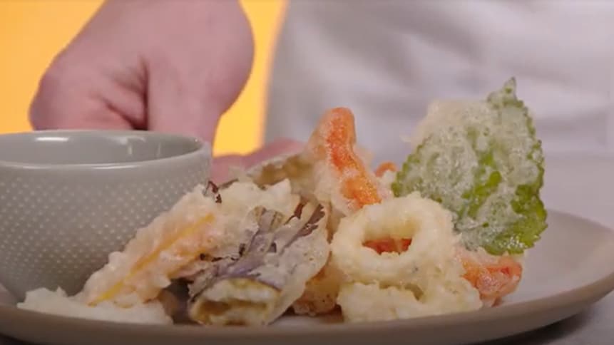Une assiette de légumes et de fruits de mer frits à la façon tempura.