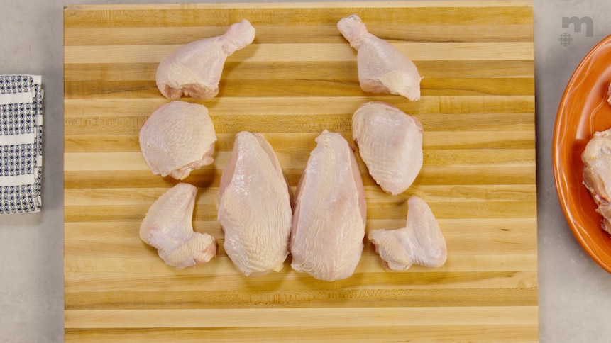 Des morceaux de poulet crus ont été coupés en huit morceaux. 