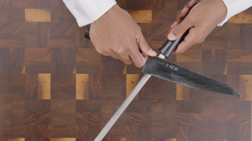 Une personne utilise un tige de métal ou de céramique permet de ramener la lame du couteau