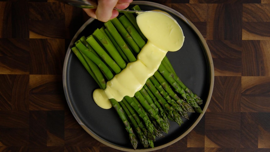 Asperges nappé de sauce hollandaise.