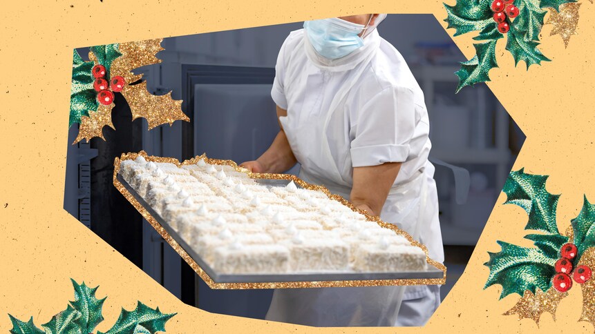 Une personne manipule une plaque remplie de desserts dans une usine de production.