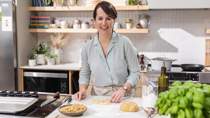 La nutritionniste Geneviève O’Gleman confectionne des pâtes fraîches dans une cuisine. 