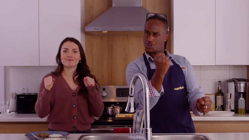 Jérémie Jean-Baptiste et son invitée dans une cuisine.