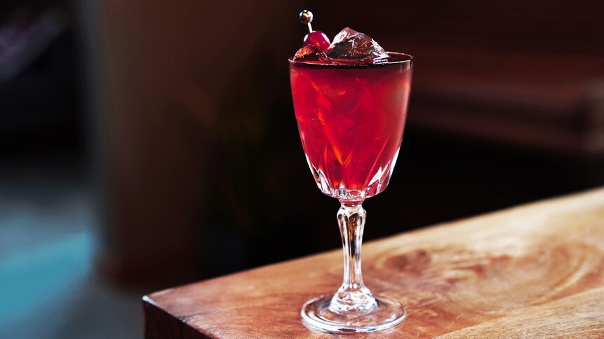 Un cocktail rouge avec de la glace.