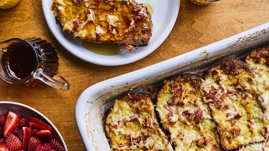 Plusieurs tranches de pain doré sucré-salé dans un plat à cuisson.