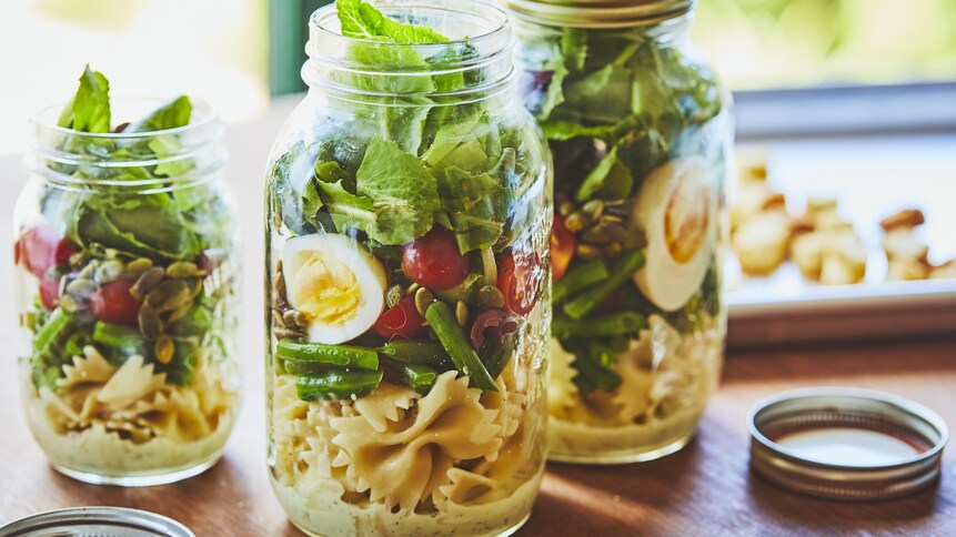 Trois pots de salade niçoise.